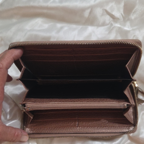 Gucci Soho Rose Leather Zip Around Wallet - Picture 7 of 14